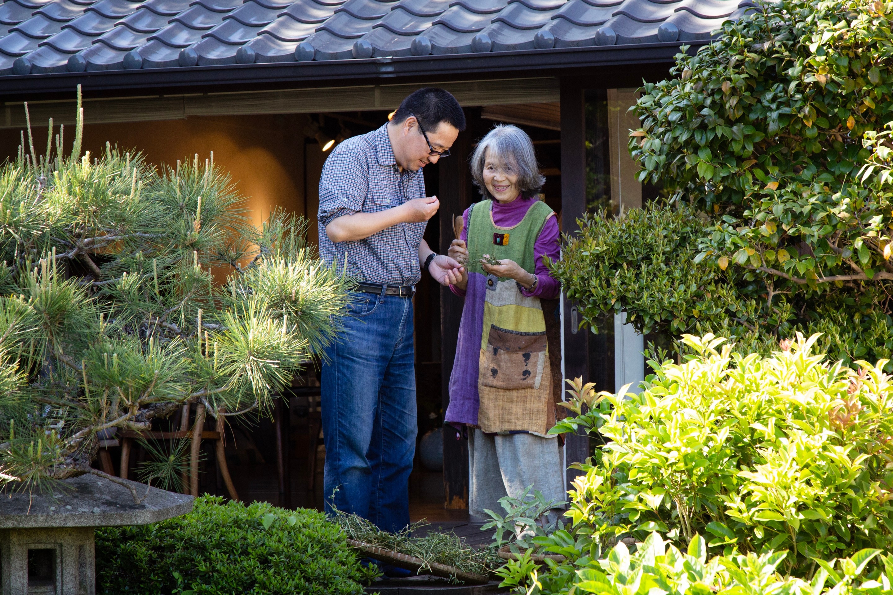 People talking in the garden of a home cafe in Tomonoura Village, Hiroshima Prefecture.